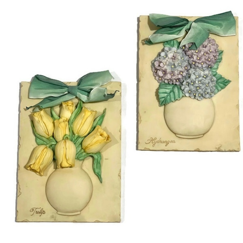 NWOT Mud Pie Hydrangea and Tulip wall plaques.